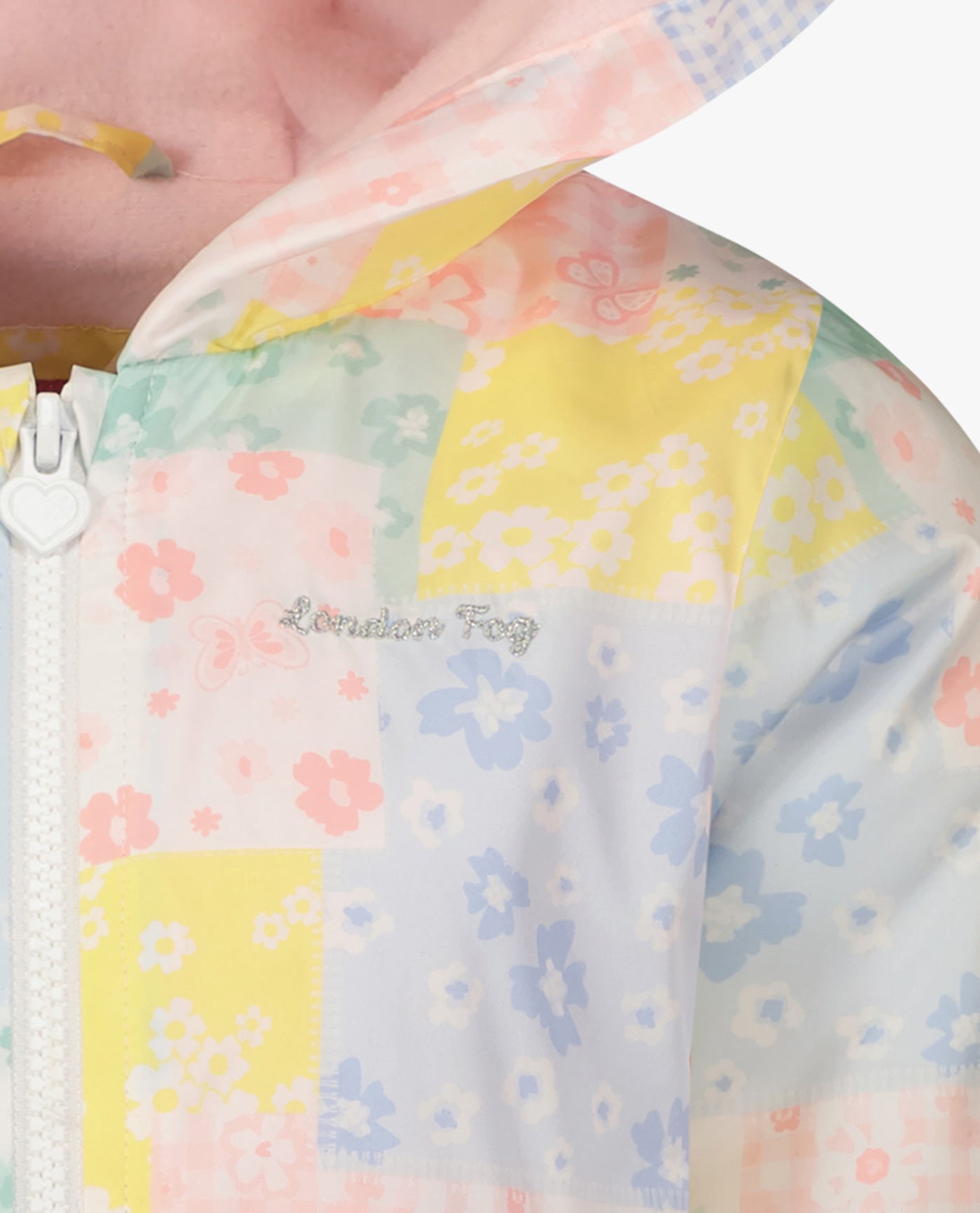 ZOOM DETAIL OF LOGO OF TODDLER GIRLS PRINTED ZIP FRONT HOODED RUFFLE RAINCOAT | PRINT