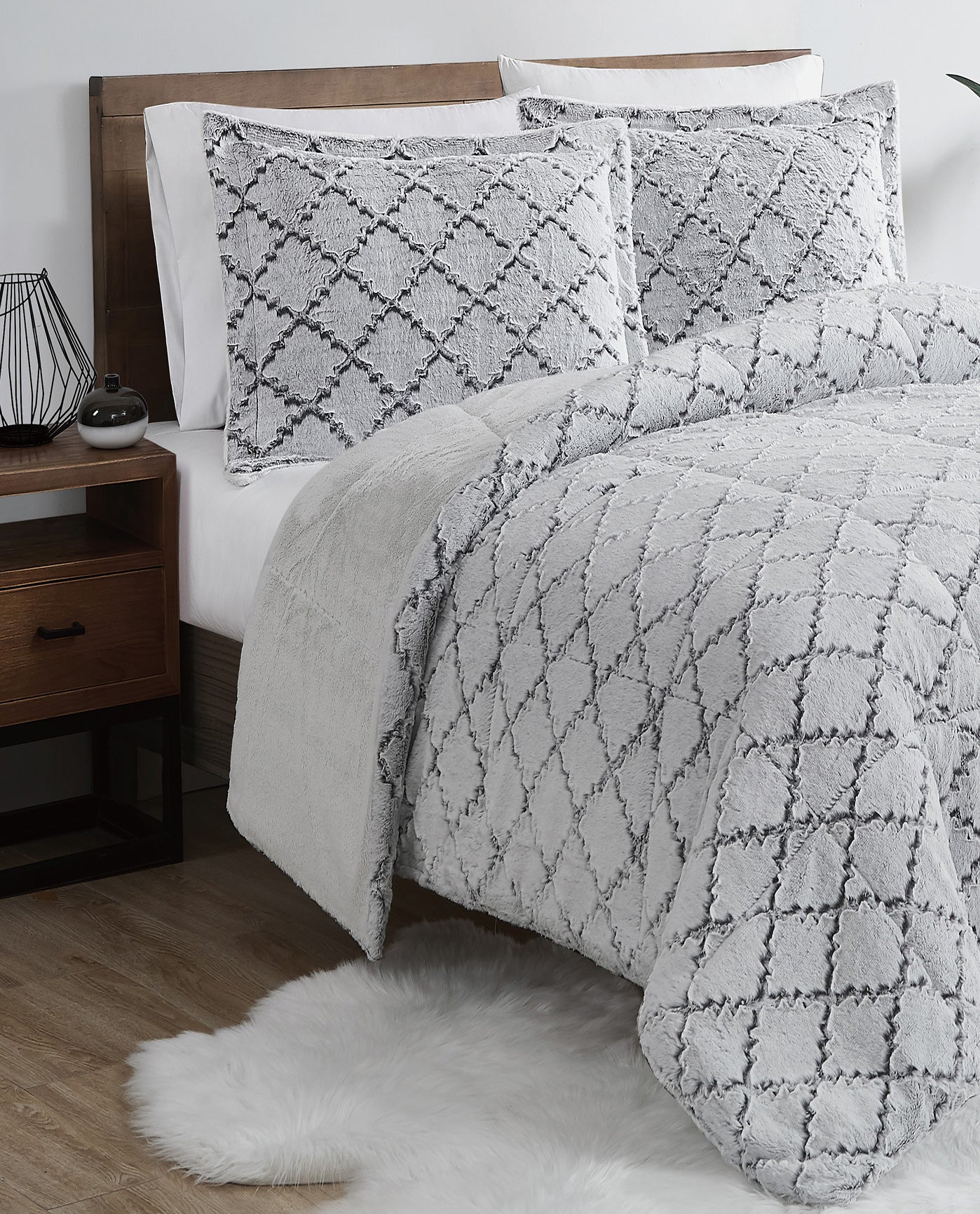 LIFESTYLE IMAGE OF TEXTURED OGEE 3 PIECE COMFORTER SET | PEM-Ogee Grey-020